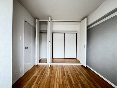 【洋室】 | 狭山ハウス２号棟 | 収納スペースも広く室内を有効的に使うことができます♪