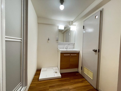 【独立洗面台】 | 狭山ハウス２号棟 | 三面鏡洗面台で身だしなみチェックもばっちり♪