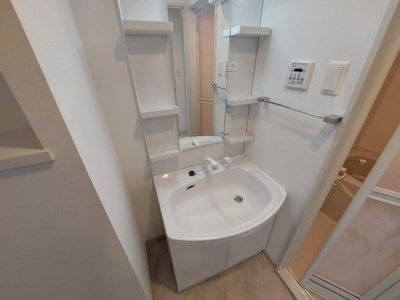 【洗面所】 | レジス箱崎東 | 別号室の写真になります。現況優先。