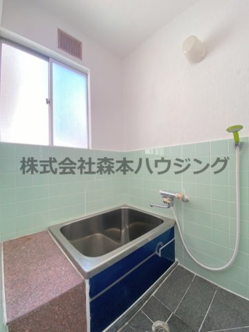 【浴室】 | 　寝屋川市田井町28貸家 | 落ち着いた空間のお風呂です