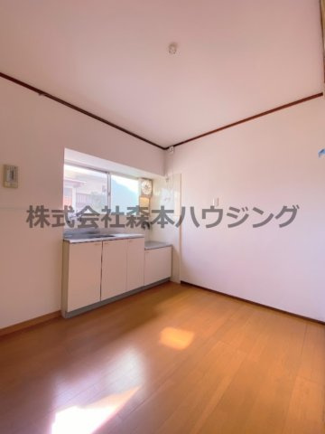 【居間・リビング】 | 　寝屋川市田井町28貸家 | 明るい居間です