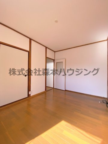【洋室】 | 　寝屋川市田井町28貸家 | 使い勝手のいい洋室です
1階
