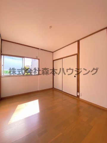 【洋室】 | 　寝屋川市田井町28貸家 | リビングスペース代わりに使える洋室です
1階