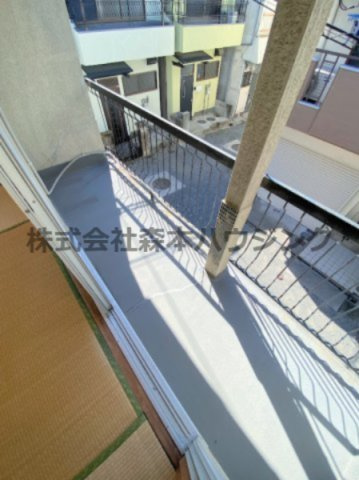 【バルコニー】 | 　寝屋川市田井町28貸家 | 和室側の西向きバルコニーです