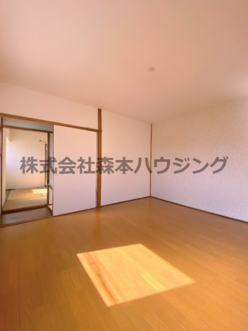 【洋室】 | 　寝屋川市田井町28貸家 | 落ち着いた色調の洋室です
2階