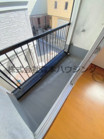 【バルコニー】 | 　寝屋川市田井町28貸家 | 洋室側の東向きバルコニーです