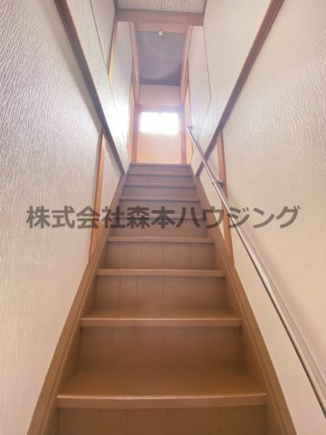 【内装】 | 　寝屋川市田井町28貸家 | 室内階段部分です