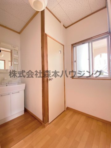 【洗面所】 | 　寝屋川市田井町28貸家 | 脱衣スペースもあります