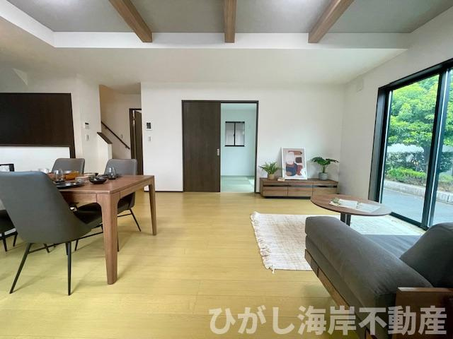 平塚市広川　新築戸建　全４棟の居間・リビング|17.7帖　折上天井のLDK