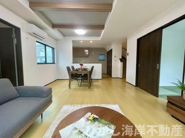 平塚市広川　新築戸建　全４棟のダイニング|17.7帖　折上天井のLDK