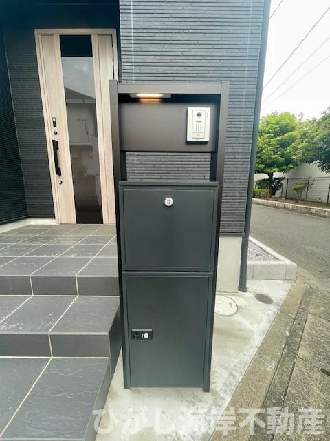 平塚市広川　新築戸建　全４棟の庭|宅配ボックス機能付門柱