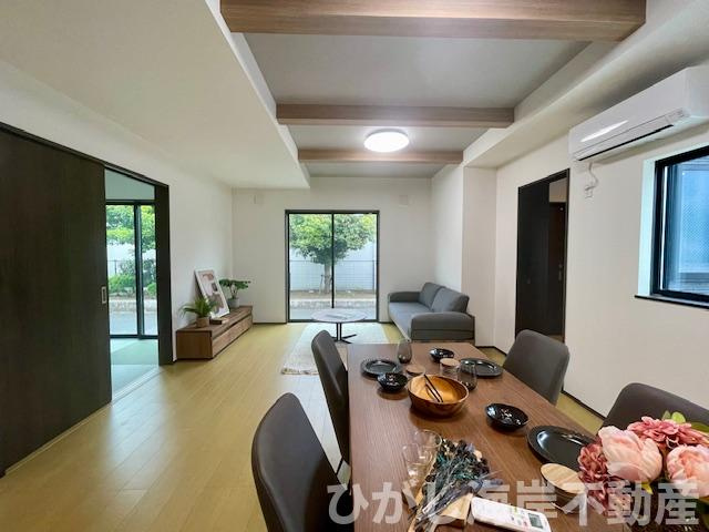 平塚市広川　新築戸建　全４棟の居間・リビング|17.7帖　折上天井のLDK