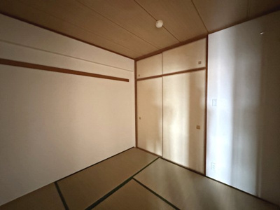 【和室】 | ファミールハイツ上野Ⅲ番館 | 和室は約4.5帖。足を伸ばして寛げるお寛ぎいただけます♪