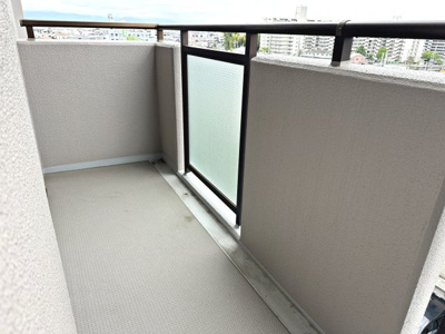 【バルコニー】 | ファミールハイツ上野Ⅲ番館 | 2部屋にまたがるワイドバルコニーで洗濯物も沢山干せそうです♪