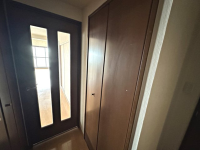 【玄関】 | ファミールハイツ上野Ⅲ番館 | 廊下収納もあり日用品のストックにも便利です♪