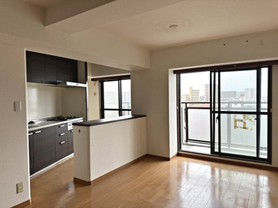 【居間・リビング】 | ファミールハイツ上野Ⅲ番館 | 収納スペース豊富なキッチンでお料理の幅も広がりそうですね♪