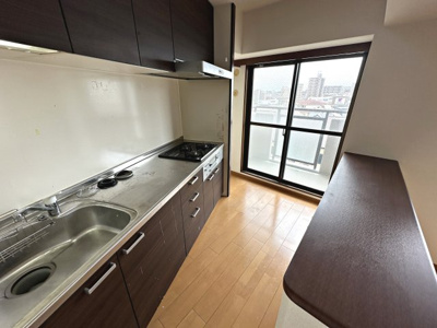 【キッチン】 | ファミールハイツ上野Ⅲ番館 | 作業スペースの広いキッチン。窓もあり換気良好です♪