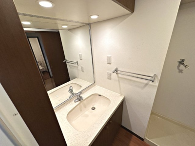 【独立洗面台】 | ファミールハイツ上野Ⅲ番館 | 大きな鏡のある洗面台で身だしなみチェックもばっちりです♪