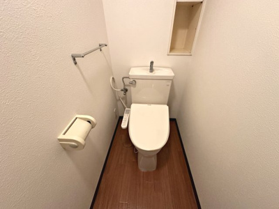 【トイレ】 | ファミールハイツ上野Ⅲ番館 | 温水洗浄便座付き。気持ちよくご利用いただけます♪