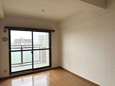 【洋室】 | ファミールハイツ上野Ⅲ番館 | 約7帖の洋室。バルコニーに面し陽当たり良好です♪