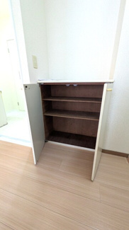 靴入れ有