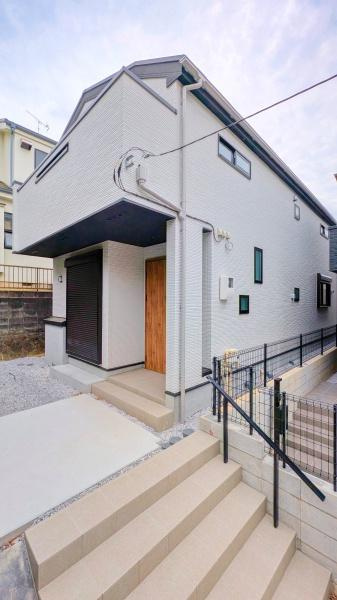 横浜市神奈川区三枚町の新築一戸建の前面道路含む現地写真|車通りが少ない為、小さなお子様にも安心です。
是非一度、現地へ起こしください。

