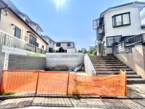 横浜市緑区青砥町の新築一戸建の外観|同仕様物件もご案内をさせて頂きます。
お車でご自宅まで送迎承ります。