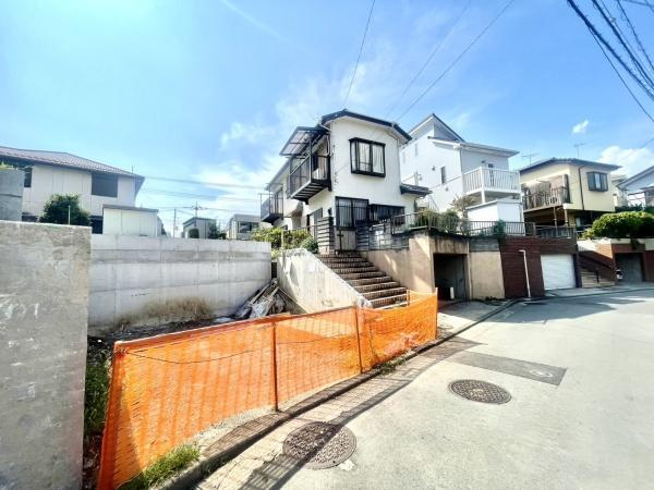 横浜市緑区青砥町の新築一戸建の前面道路含む現地写真|車通りが少ない為、小さなお子様にも安心です。
是非一度、現地へ起こしください。

