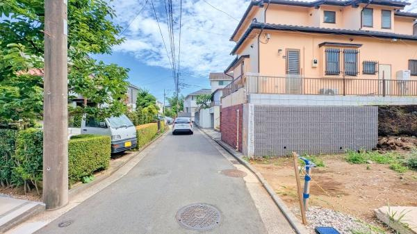 横浜市緑区青砥町の新築一戸建の前面道路含む現地写真|落ち着いた街並みになります。
是非一度、現地へお越しください。 
ご自宅までの送迎もいたします