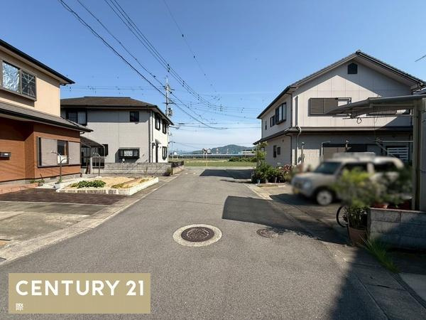 岩出市湯窪の中古一戸建の前面道路含む現地写真