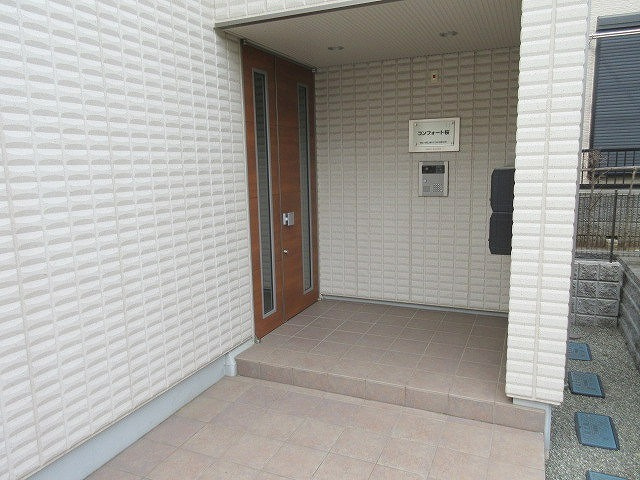 コンフォート桜のロビー|オートロック付きでお洒落なエントランス