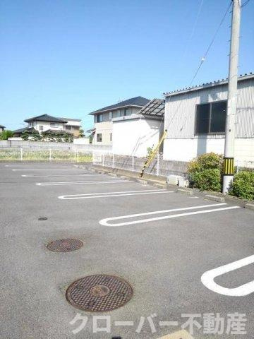 グランディール三条Ａの駐車場