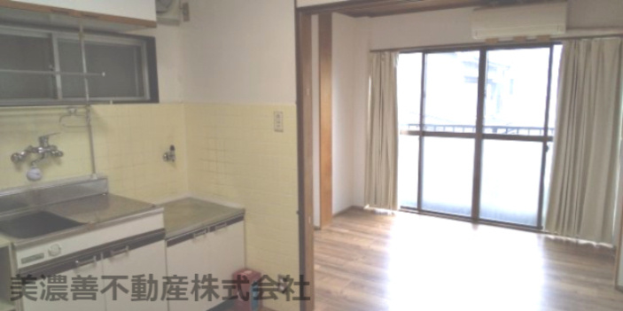 ６５４４６　岐阜市元宮町３丁目中古戸建ての居間・リビング