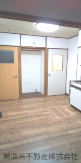 ６５４４６　岐阜市元宮町３丁目中古戸建ての居間・リビング