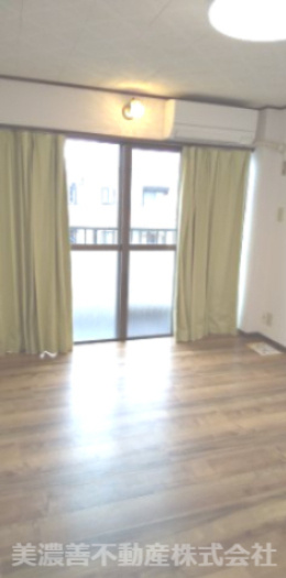 ６５４４６　岐阜市元宮町３丁目中古戸建ての洋室