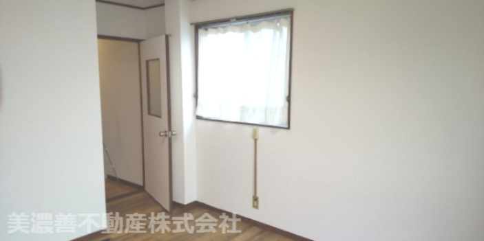 ６５４４６　岐阜市元宮町３丁目中古戸建ての洋室