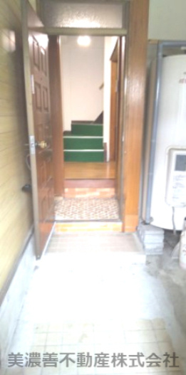 ６５４４６　岐阜市元宮町３丁目中古戸建ての玄関