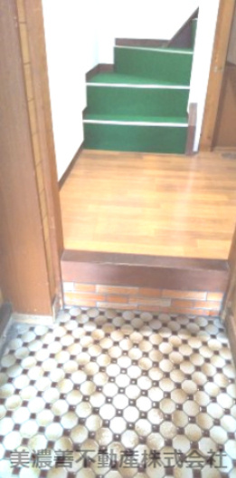 ６５４４６　岐阜市元宮町３丁目中古戸建ての玄関