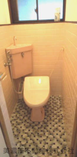 ６５４４６　岐阜市元宮町３丁目中古戸建てのトイレ