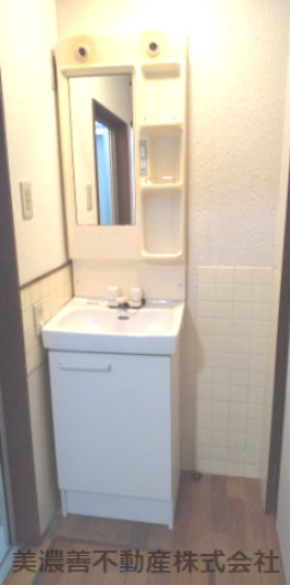 ６５４４６　岐阜市元宮町３丁目中古戸建ての独立洗面台