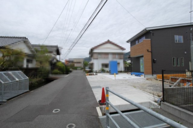 土佐市高岡町乙　新築戸建　西棟　【内覧可能】（全2区画）の前面道路含む現地写真