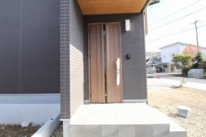 土佐市高岡町乙　新築戸建　西棟　【内覧可能】（全2区画）の玄関