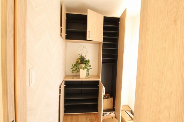 土佐市高岡町乙　新築戸建　西棟　（全2区画）の収納|玄関収納