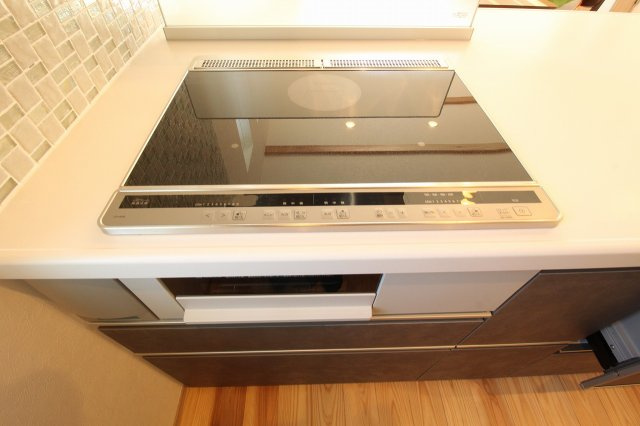 土佐市高岡町乙　新築戸建　西棟　（全2区画）のキッチン|ＩＨクッキングヒ－タ－