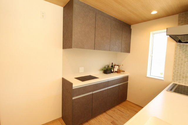 土佐市高岡町乙　新築戸建　西棟　【内覧可能】（全2区画）の収納|カップボード