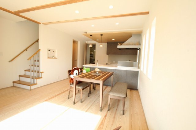 土佐市高岡町乙　新築戸建　西棟　（全2区画）の居間・リビング|ＬＤＫ　16.5帖