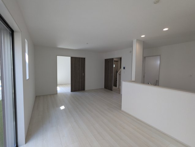 瀬戸市秋葉町　全2棟の居間・リビング