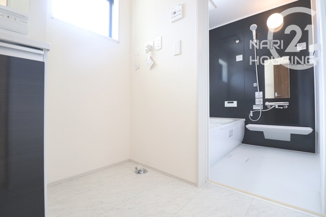 【ランドリースペース】 | リーブルガーデン　立川市一番町6丁目　新築　全1棟 | ランドリースペース　洗濯パンがないので、大体の種類の洗濯機を置くことができます♪