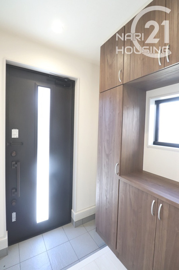 【内装】 | リーブルガーデン　立川市一番町6丁目　新築　全1棟 | シューズボックス　お花や写真などを飾ってお客様をお迎え出来ます♪