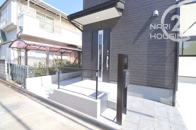 【玄関】 | リーブルガーデン　立川市一番町6丁目　新築　全1棟 | お子様が道路に飛び出すのを防げる玄関です♪